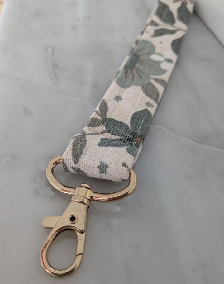 Stilvolles Schlüsselband mit Blumenmuster und goldfarbenem Karabiner