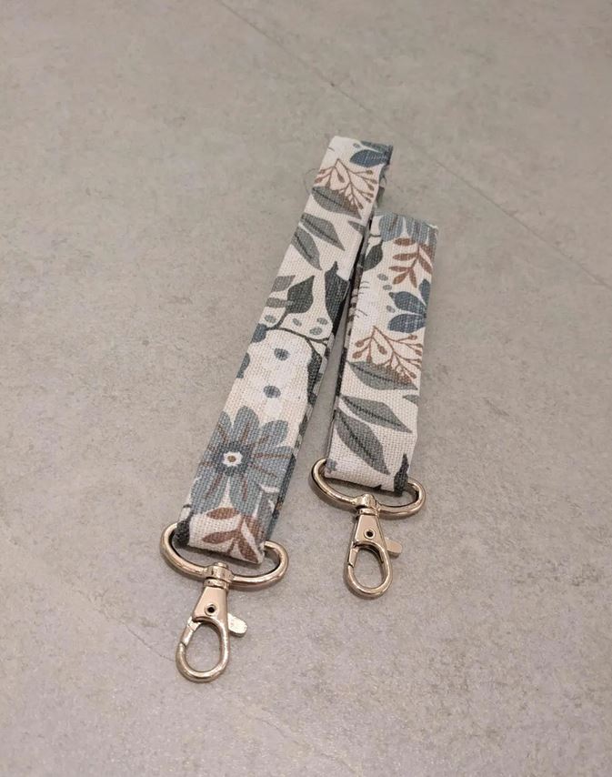 Stilvolles Schlüsselband mit Blumenmuster und goldfarbenem Karabiner