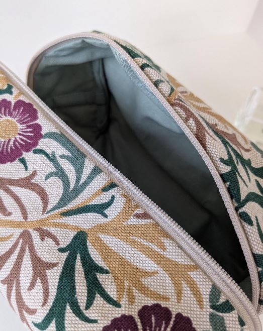 Kosmetiktasche im floralen Design