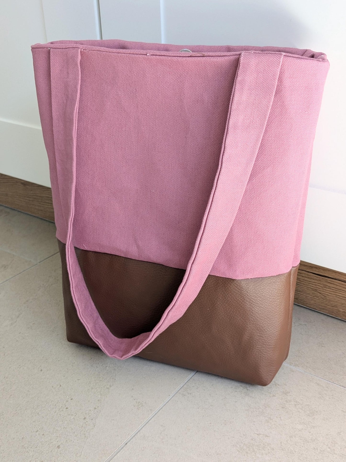 Mini Shopper in Dunkelaltrosa mit braunem Kunstlederboden – Praktisch & stilvoll Größe S