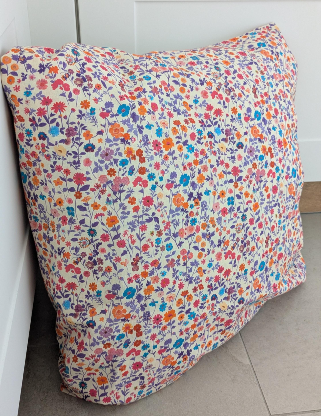 Kissenhülle mit bunten Blümchen