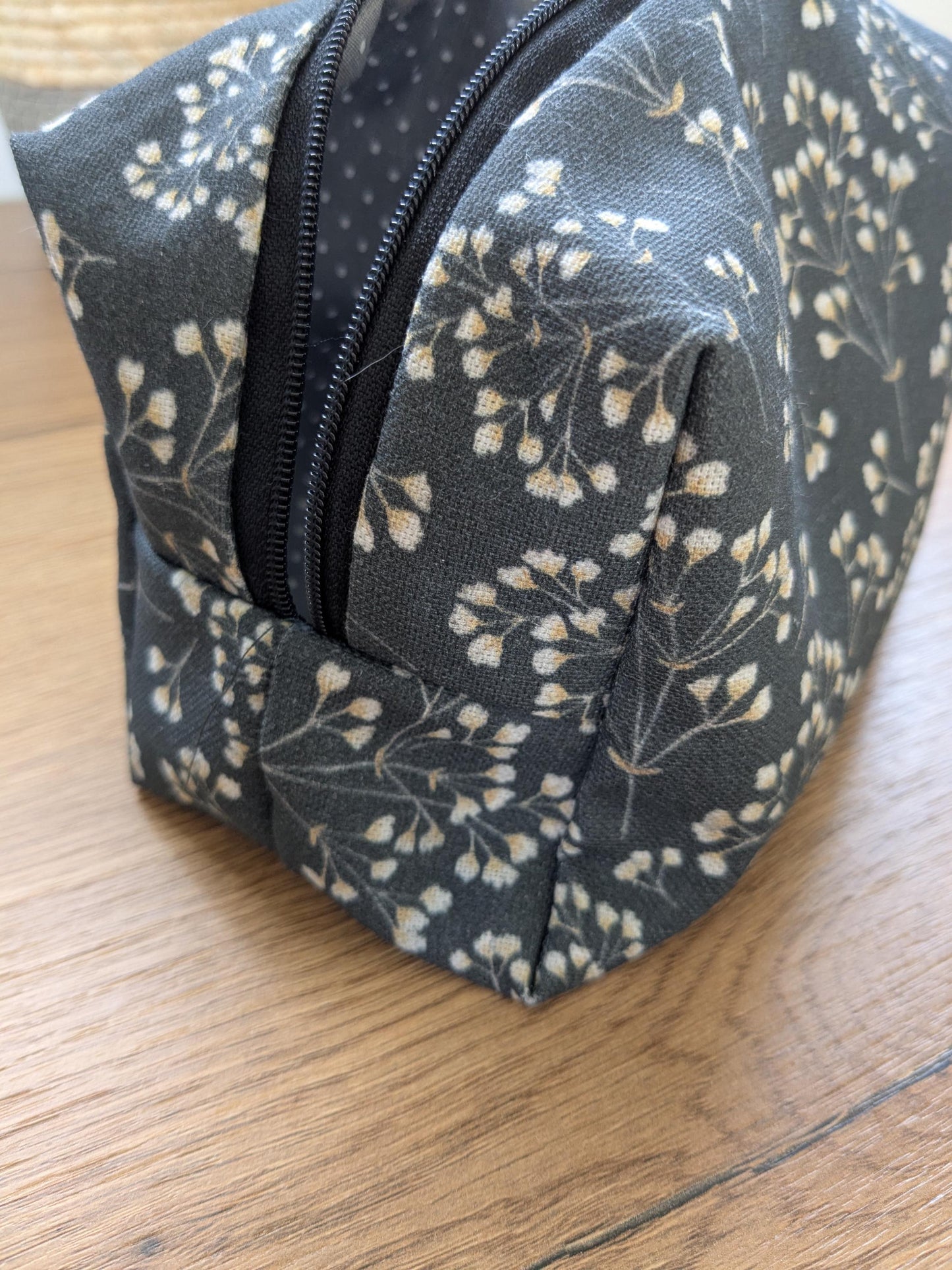 Elegante Dunkelgraue Kosmetiktasche mit Schaumkrautmotiv