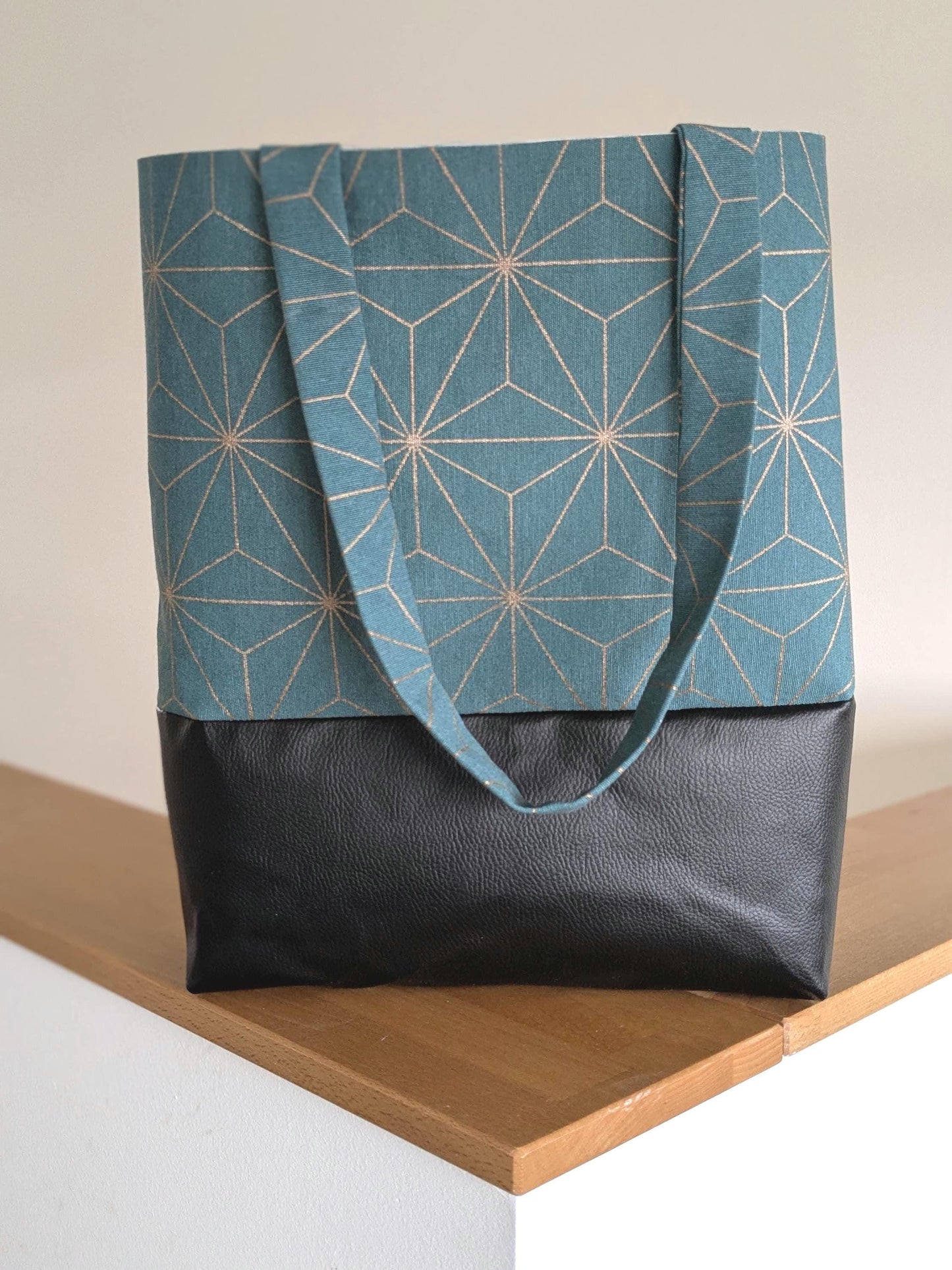 Eleganter Shopper in Petrol mit Art-Déco-Charme - Größe M