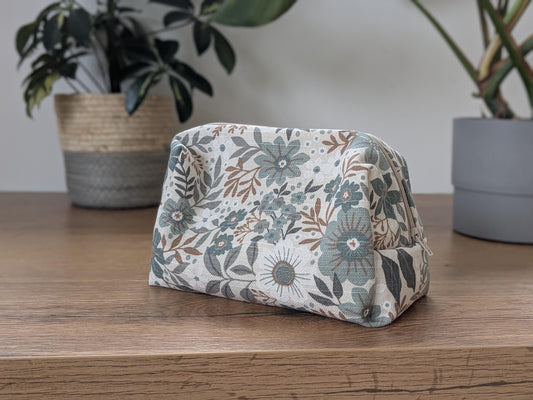 Eckige Kosmetiktasche mit Reißverschluss – Schilf/Naturfarben mit Blumenmuster