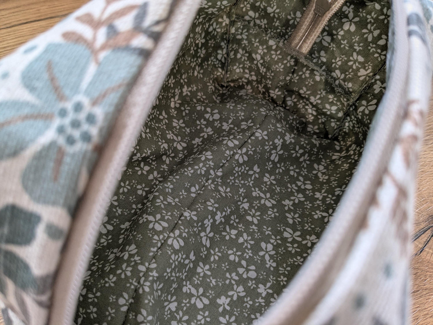 Eckige Kosmetiktasche mit Reißverschluss – Schilf/Naturfarben mit Blumenmuster