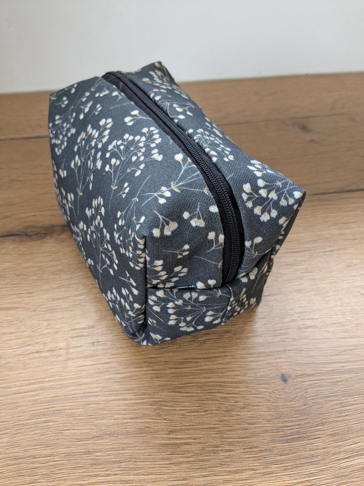 Elegante Dunkelgraue Kosmetiktasche mit Schaumkrautmotiv