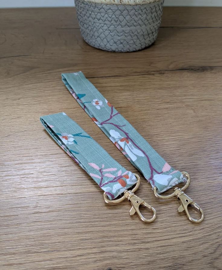 Mintgrünes Schlüsselband mit Kirschblütenmotiv