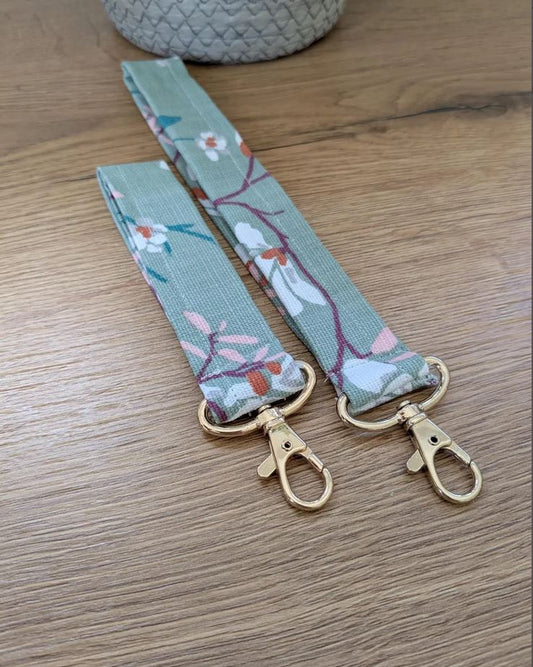 Mintgrünes Schlüsselband mit Kirschblütenmotiv