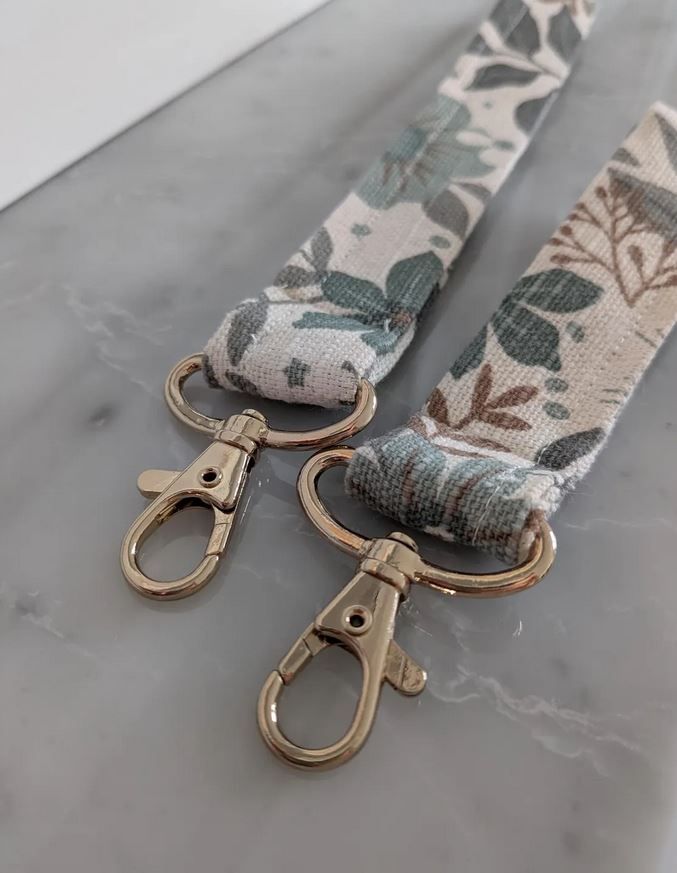 Stilvolles Schlüsselband mit Blumenmuster und goldfarbenem Karabiner