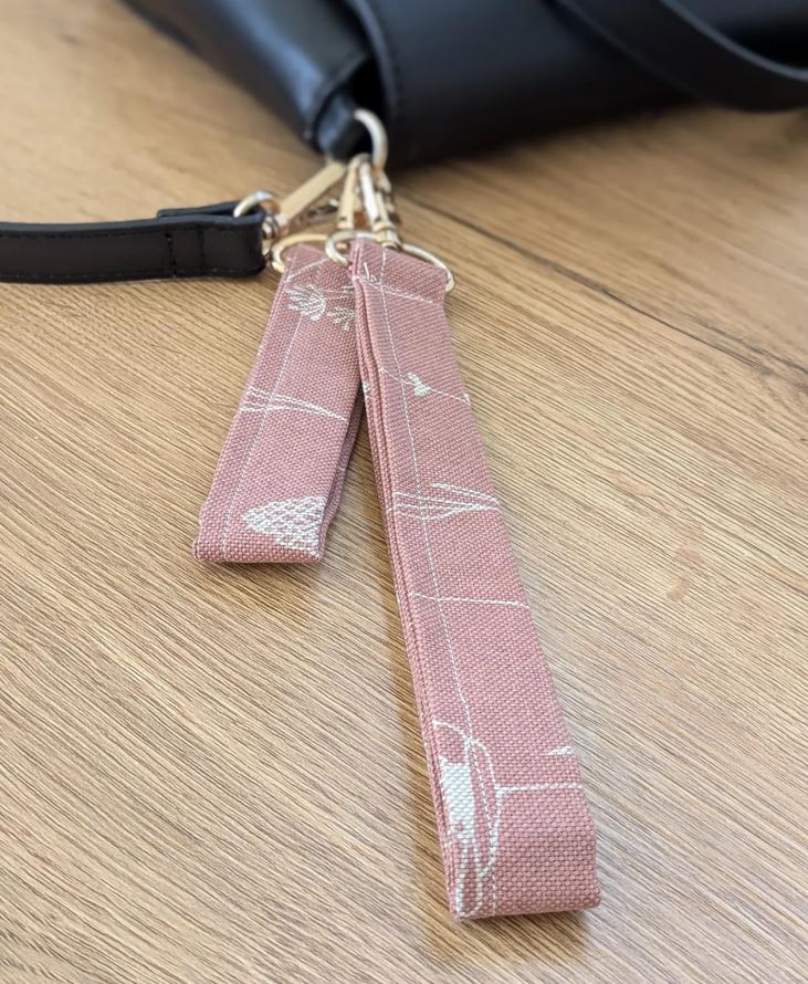 Der Schlüsselanhänger lässt sich durch den Karabinerhaken leicht an Taschen, Schlüssel oder anderen Gegenständen anbringen.