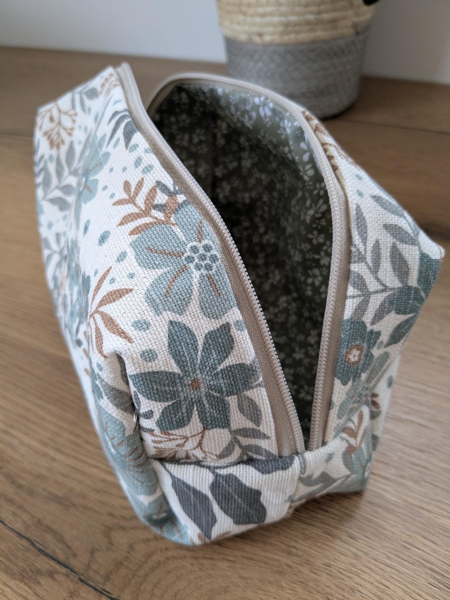 Eckige Kosmetiktasche mit Reißverschluss – Schilf/Naturfarben mit Blumenmuster