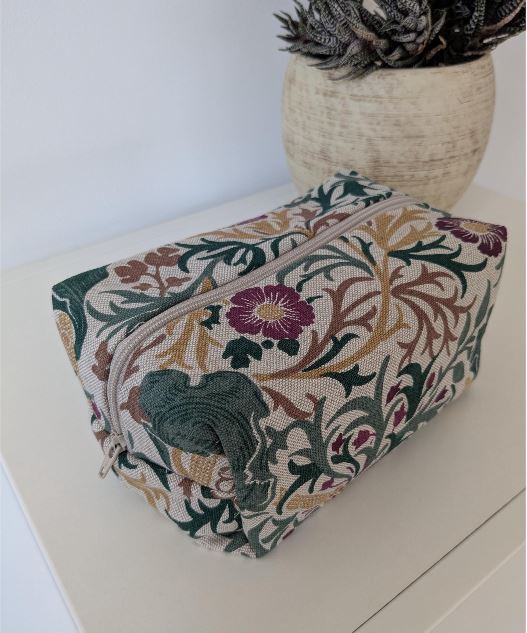 Kosmetiktasche im floralen Design