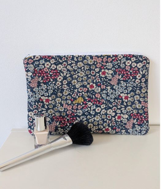 Blaue Kosmetiktasche mit zartem Blumenmuster