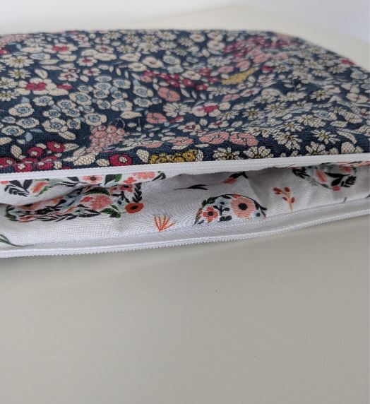 Blaue Kosmetiktasche mit zartem Blumenmuster