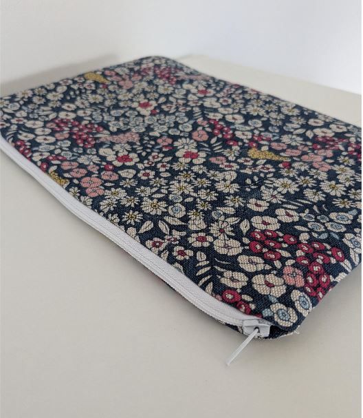 Blaue Kosmetiktasche mit zartem Blumenmuster