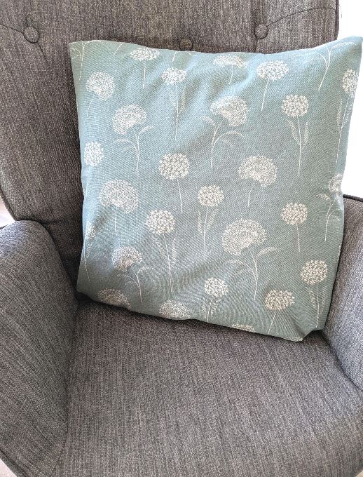 Elegante Kissenhülle in Schilffarben mit Pusteblumen
