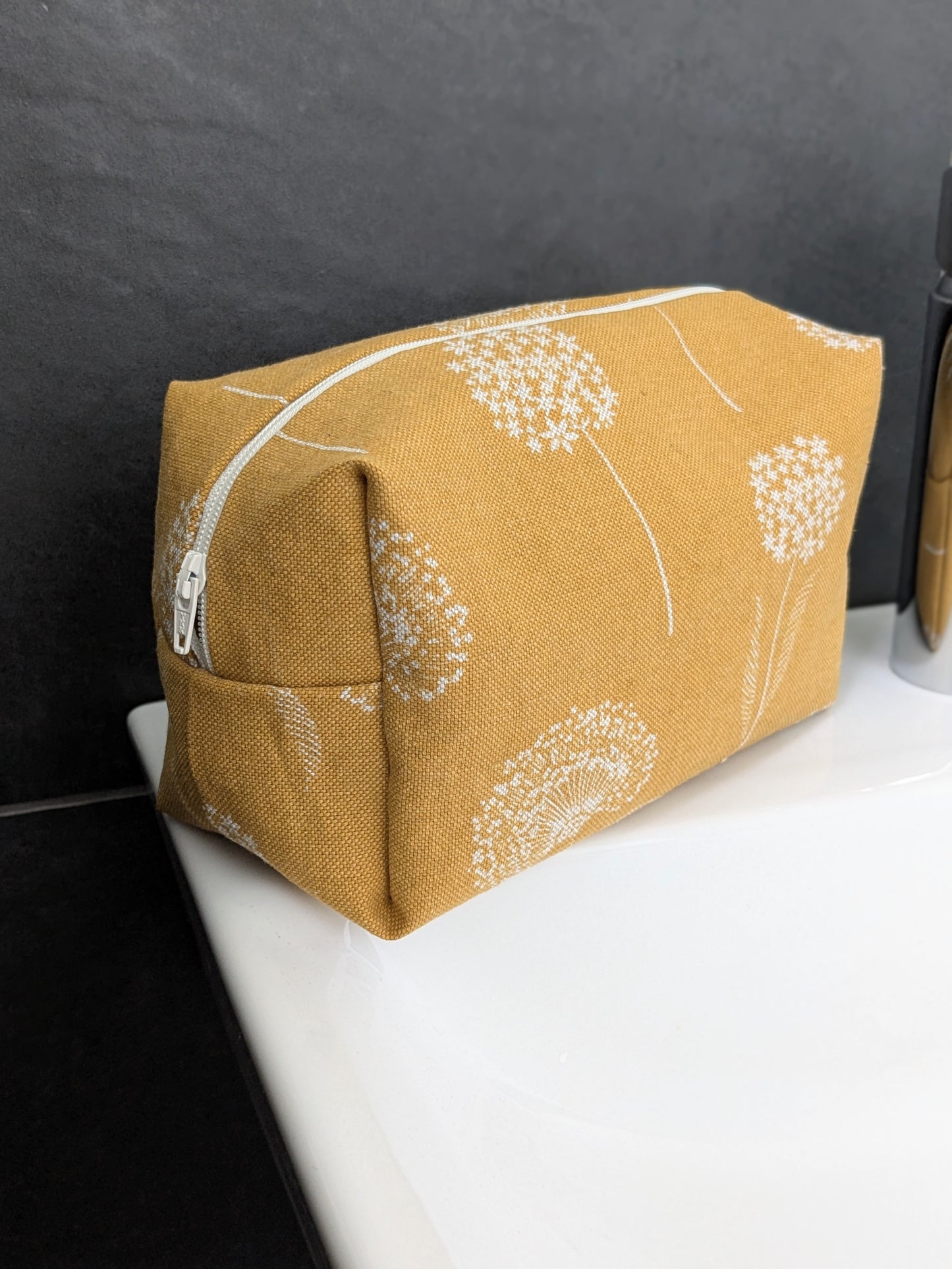 Currygelbe Kosmetiktasche mit weißen Pusteblumenmuster – Stilvoll organisiert unterwegs