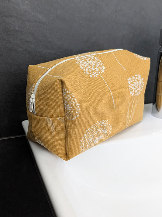 Currygelbe Kosmetiktasche mit weißen Pusteblumenmuster