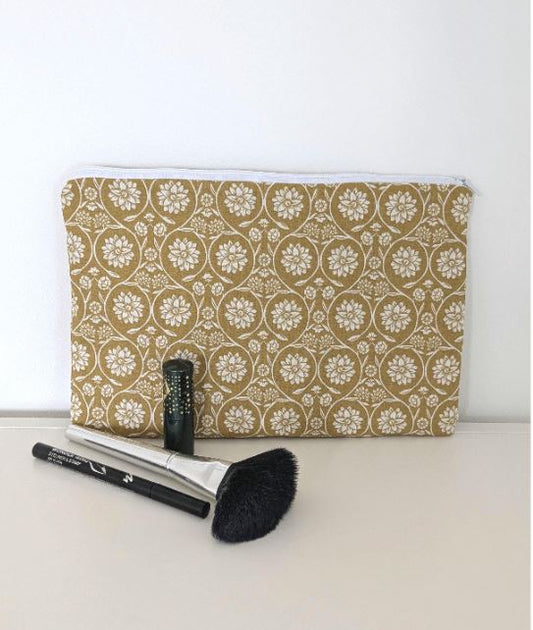 Flache Kosmetiktasche in senfgelb