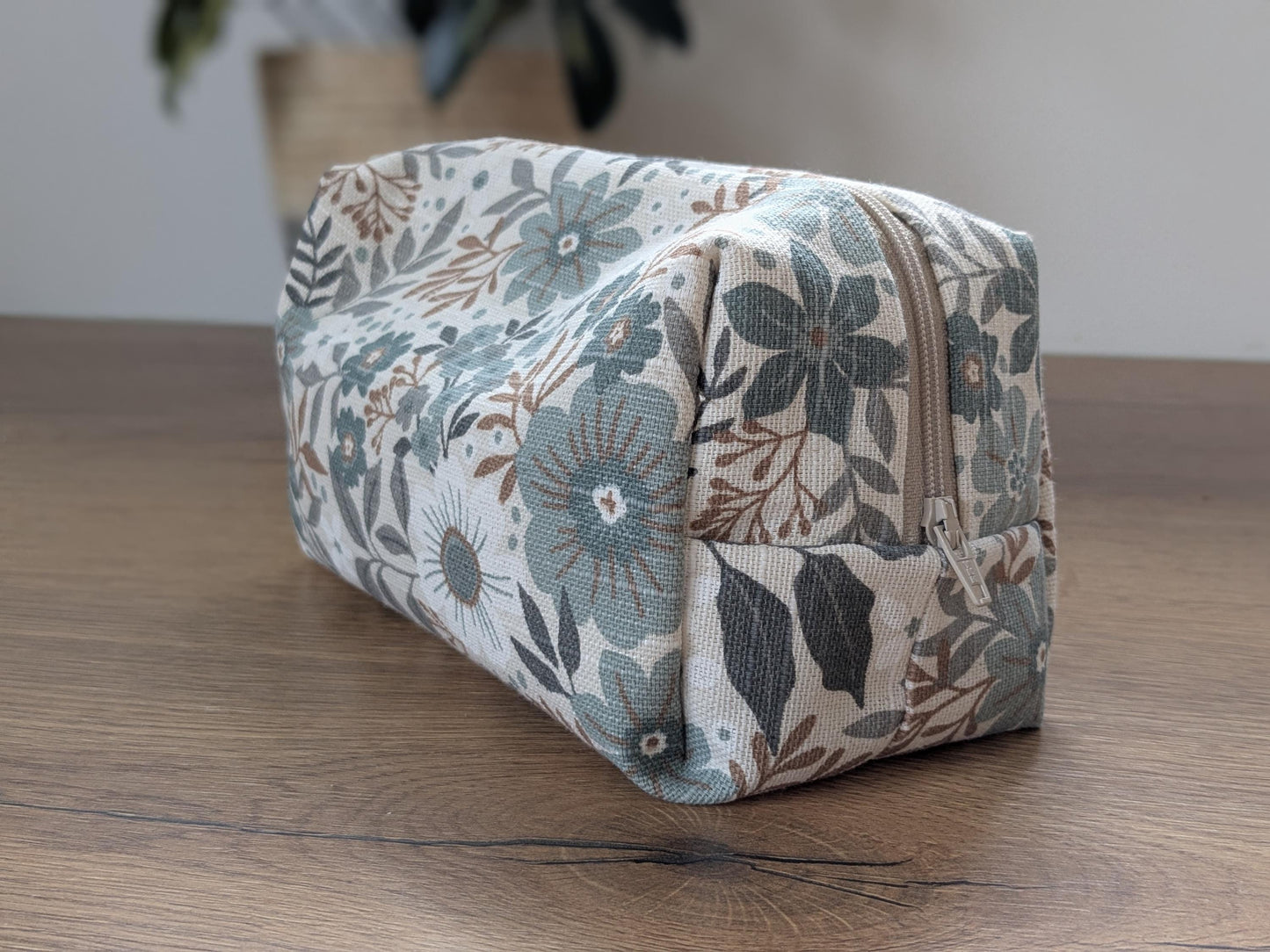 Eckige Kosmetiktasche mit Reißverschluss – Schilf/Naturfarben mit Blumenmuster
