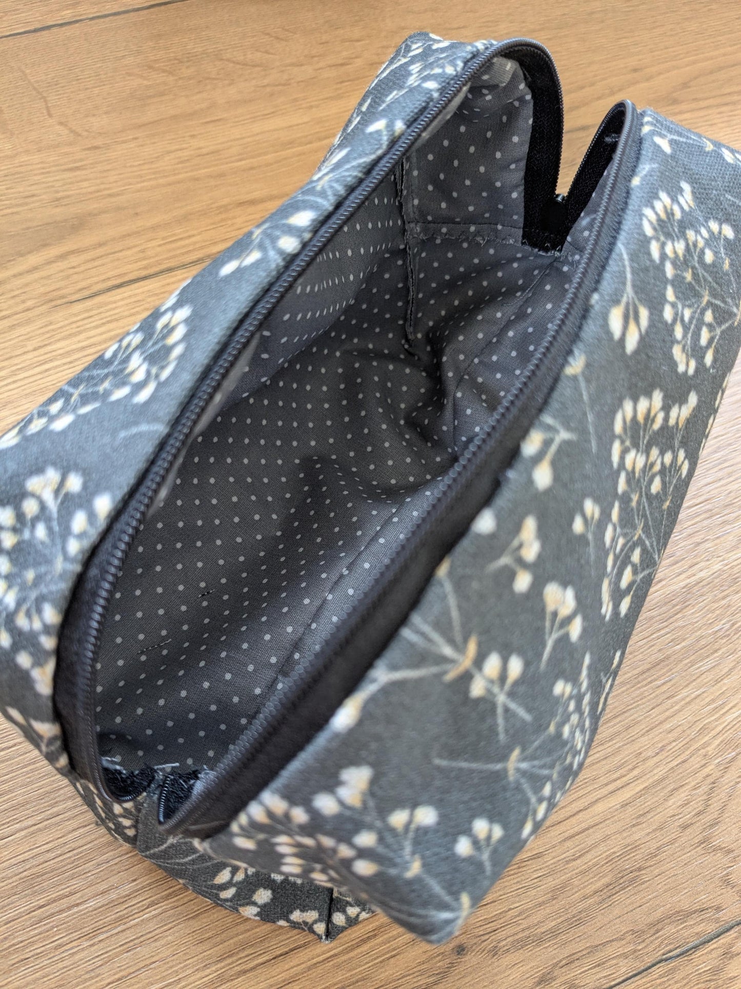 Elegante Dunkelgraue Kosmetiktasche mit Schaumkrautmotiv