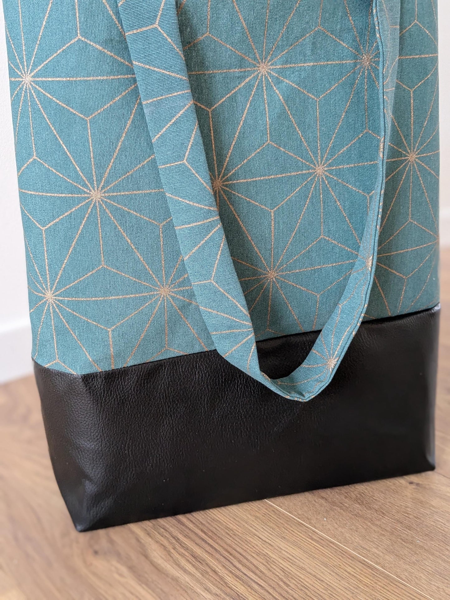Eleganter Shopper in Petrol mit Art-Déco-Charme - Größe M