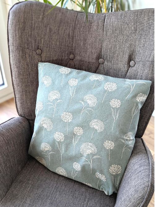 Elegante Kissenhülle in Schilffarben mit Pusteblumen