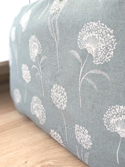 Elegante Kissenhülle in Schilffarben mit Pusteblumen