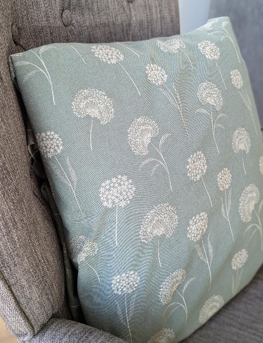 Elegante Kissenhülle in Schilffarben mit Pusteblumen