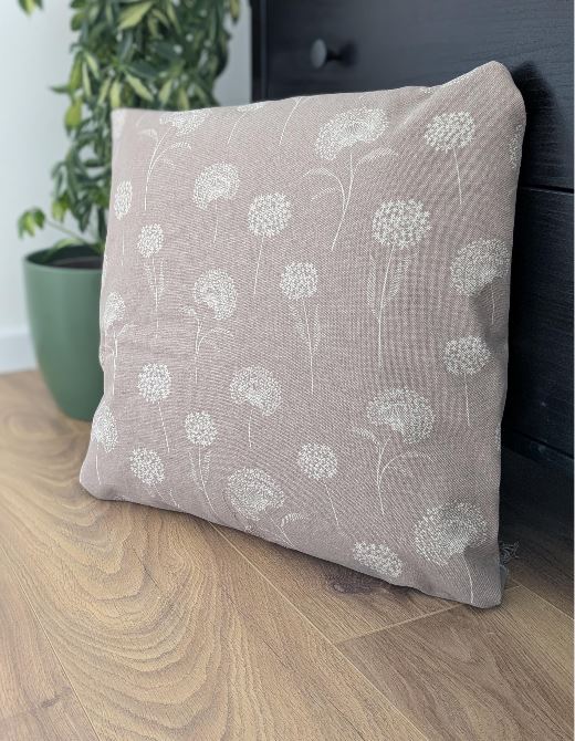 Natürliches Flair mit zarten Pusteblumen – Kissenhülle in Naturfarben