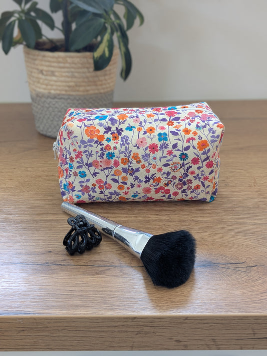 Kosmetiktasche mit bunten Blumen