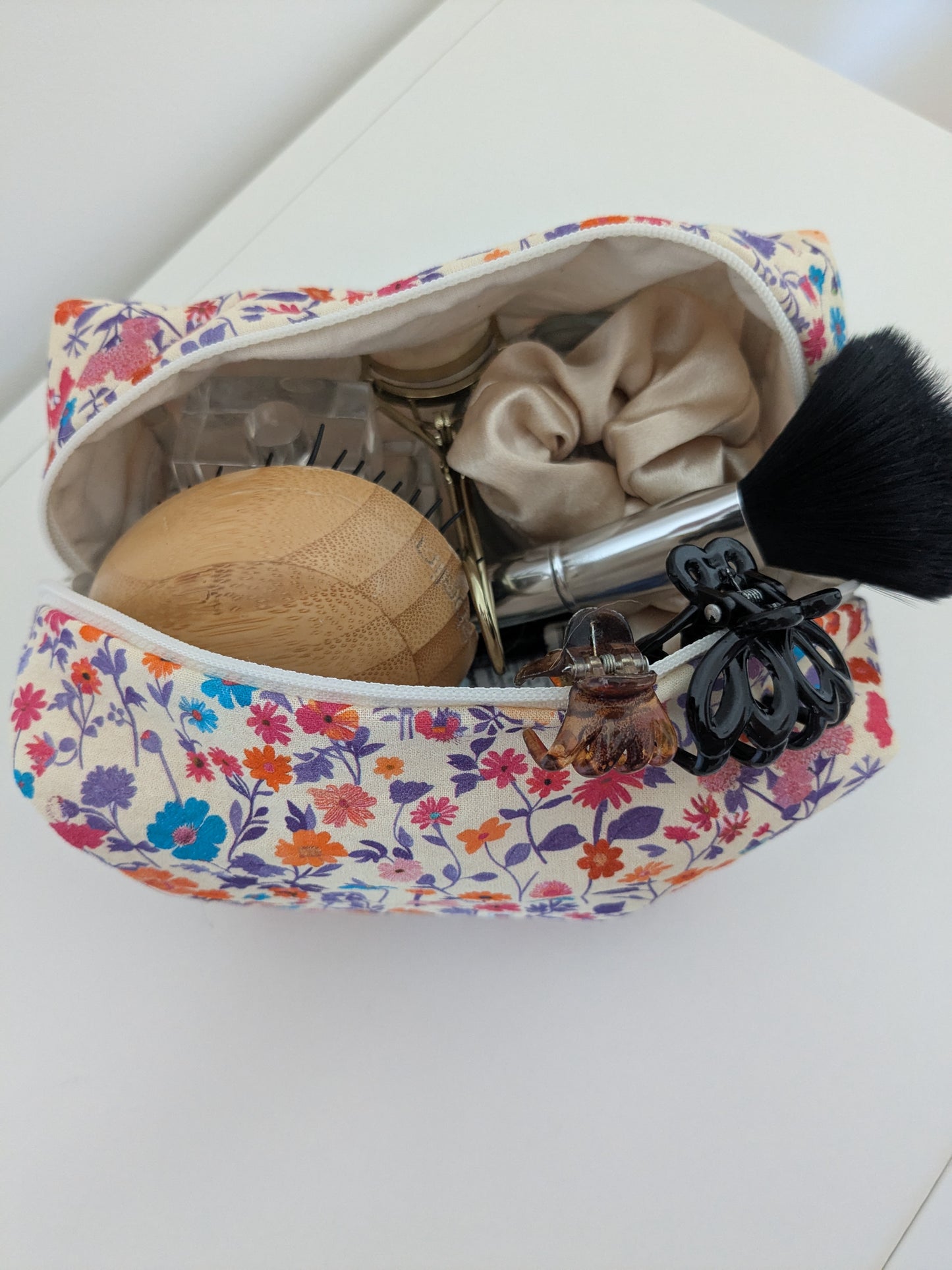 Kosmetiktasche mit bunten Blumen