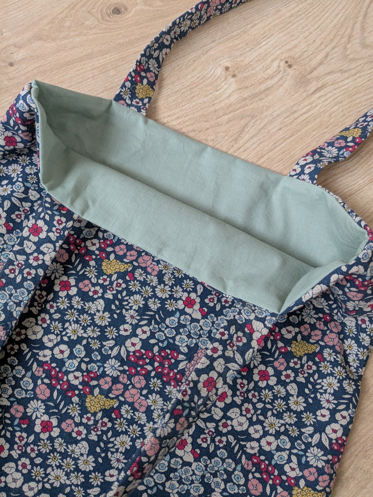 Tragetasche in blau mit Blumenmuster und Innenfutter