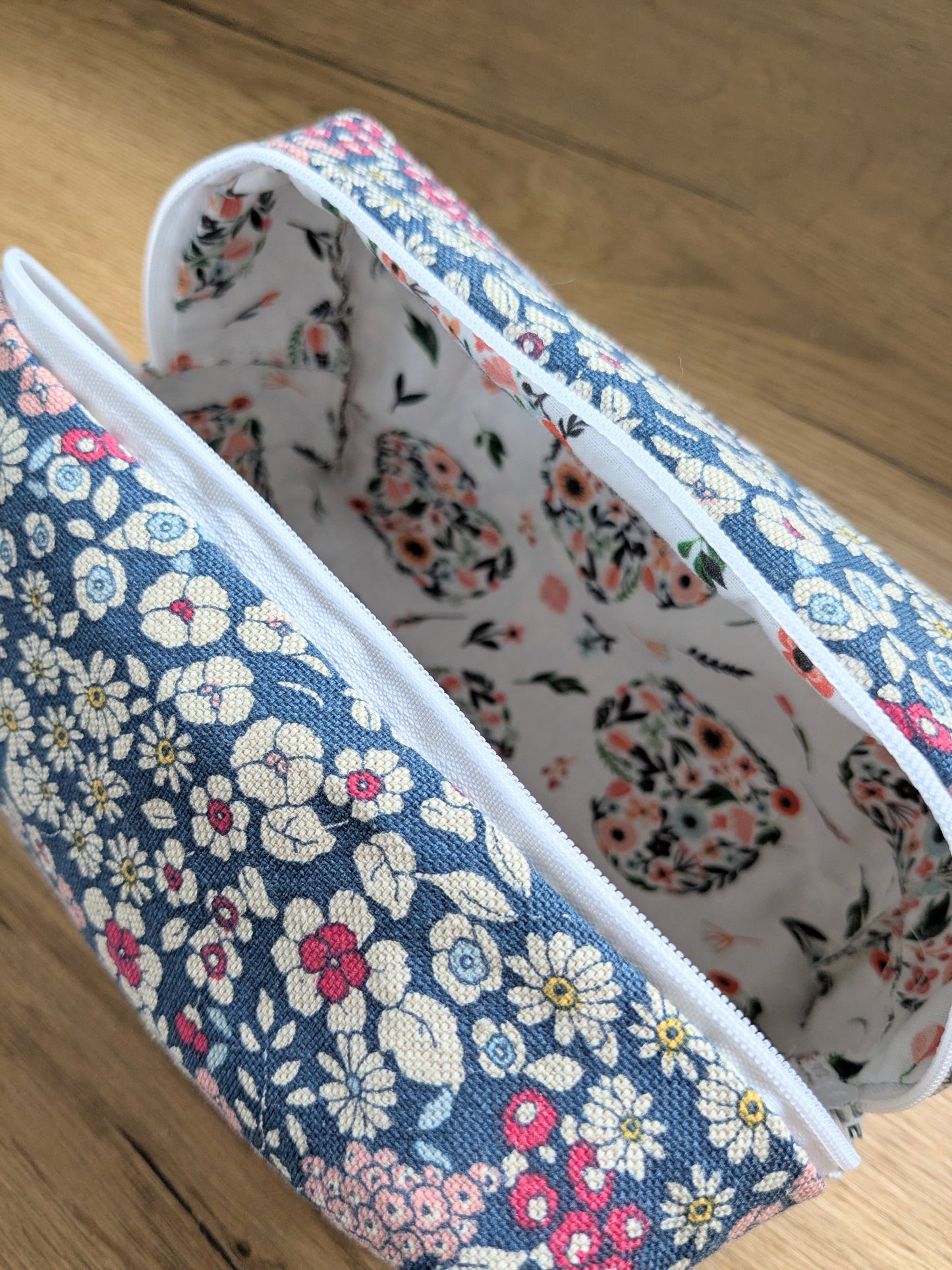 Kosmetiktasche mit Blumenmuster