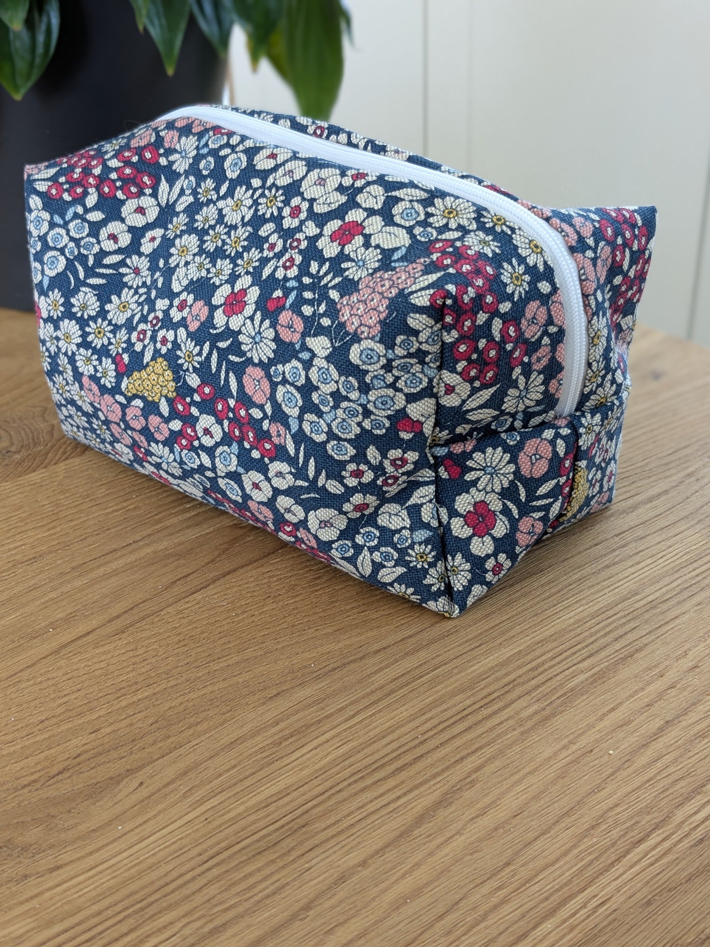 Kosmetiktasche mit Blumenmuster