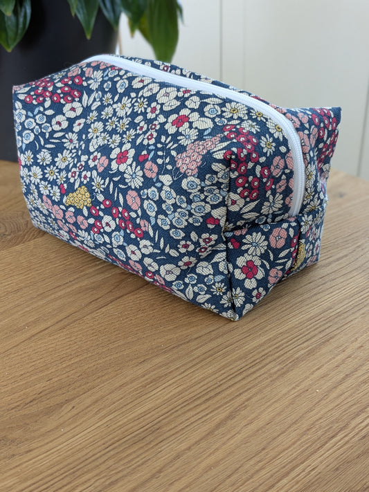 Kosmetiktasche mit Blumenmuster