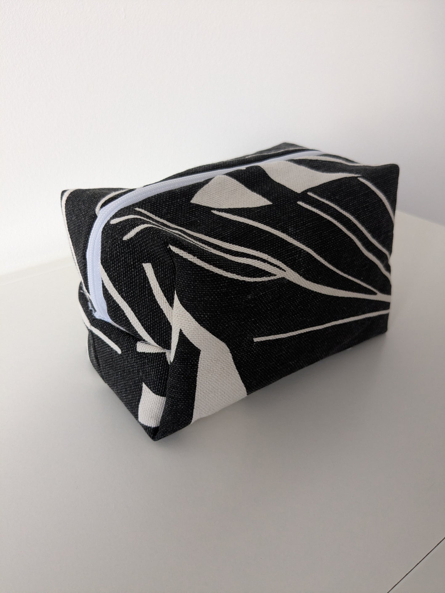 Stilvolle Kosmetiktasche in schwarz-weiß