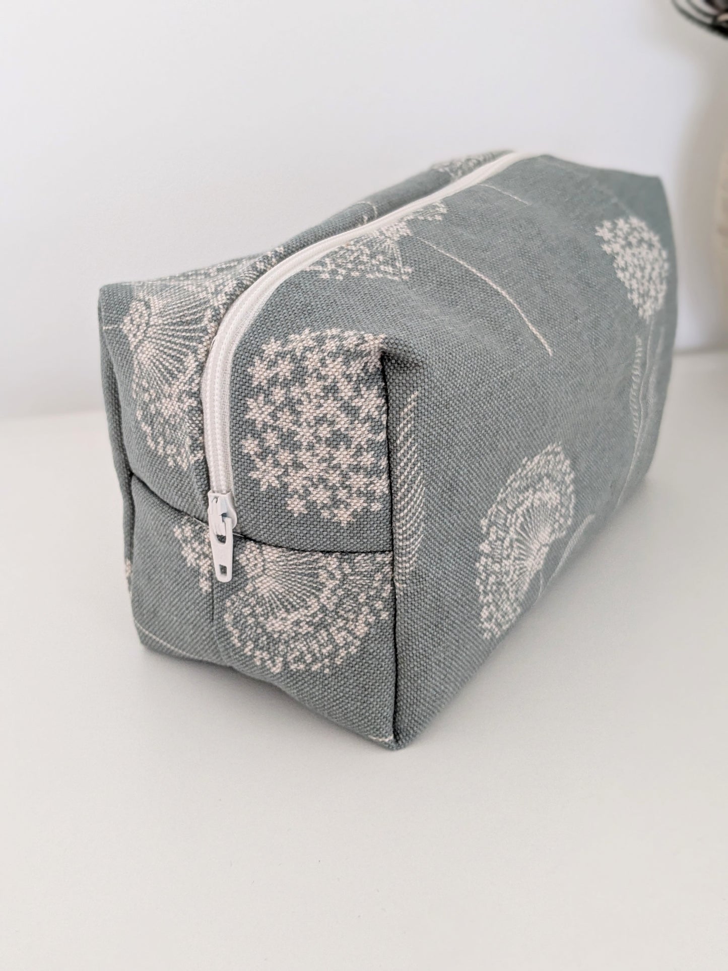 Kosmetiktasche mit Pusteblumen