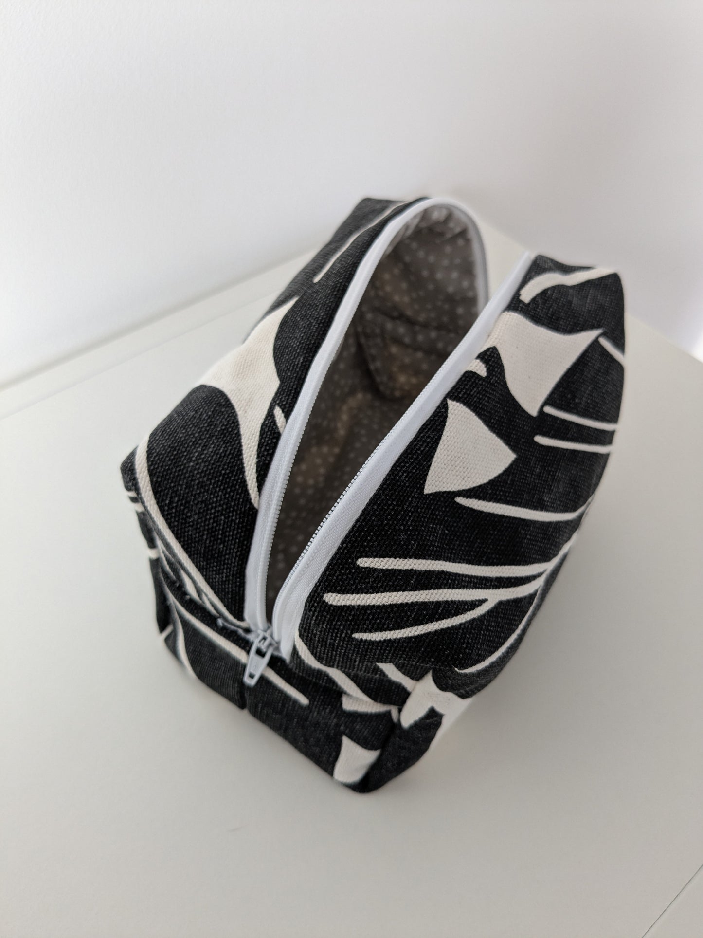 Stilvolle Kosmetiktasche in schwarz-weiß