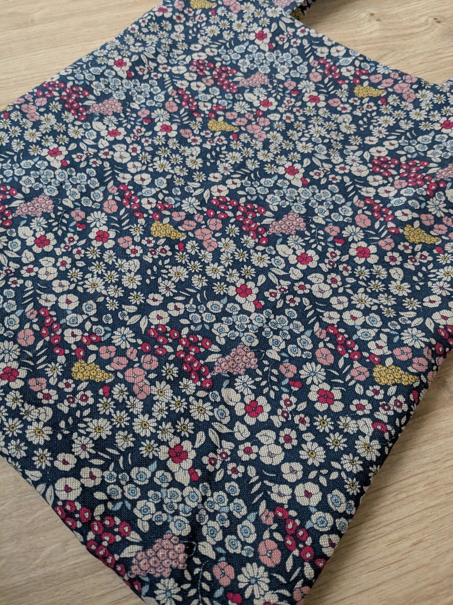 Tragetasche in blau mit Blumenmuster und Innenfutter