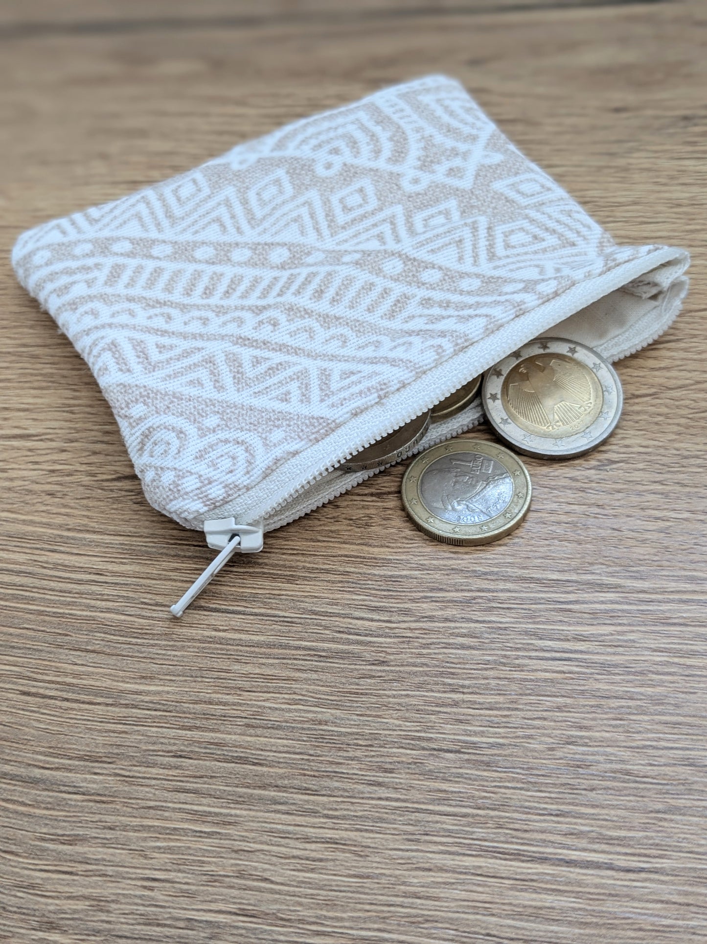 Minigeldbeutel mit Mandalamuster – Praktisch und stilvoll in Beige und Weiß