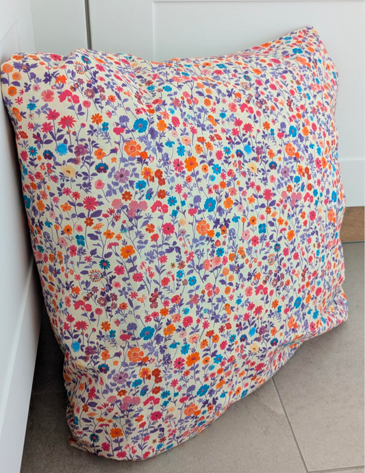 Kissenhülle mit bunten Blümchen