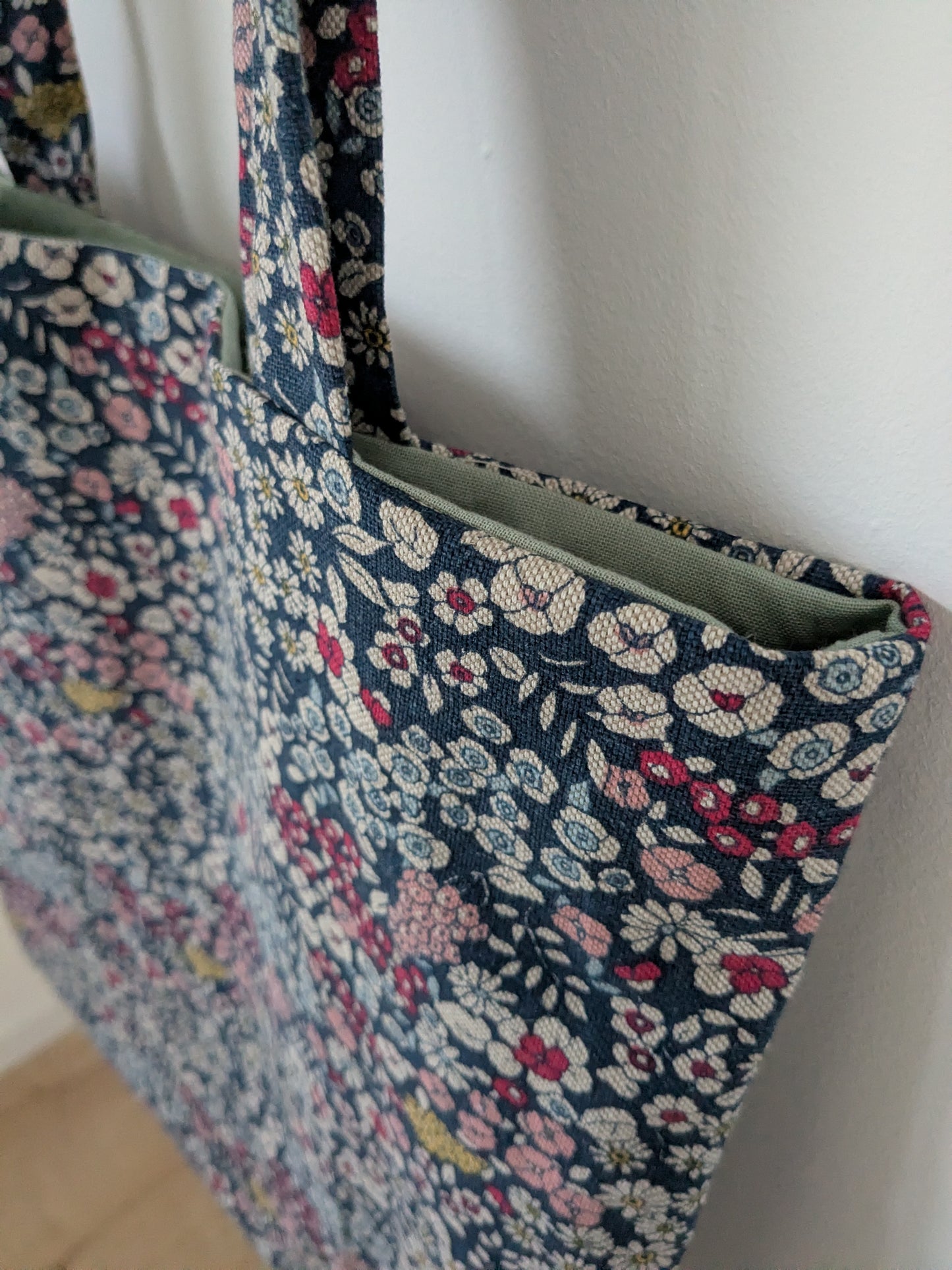 Tragetasche in blau mit Blumenmuster und Innenfutter