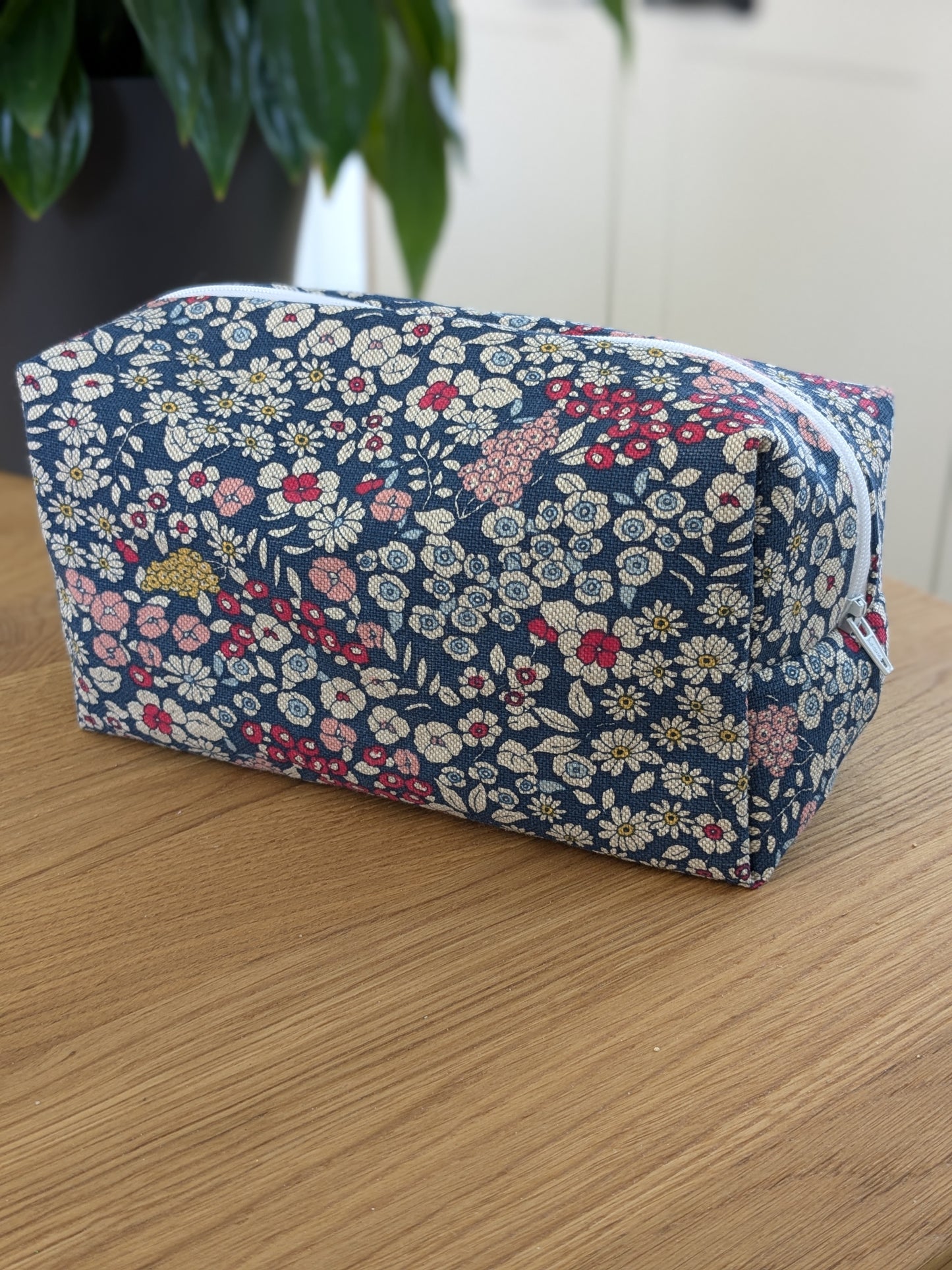 Kosmetiktasche mit Blumenmuster