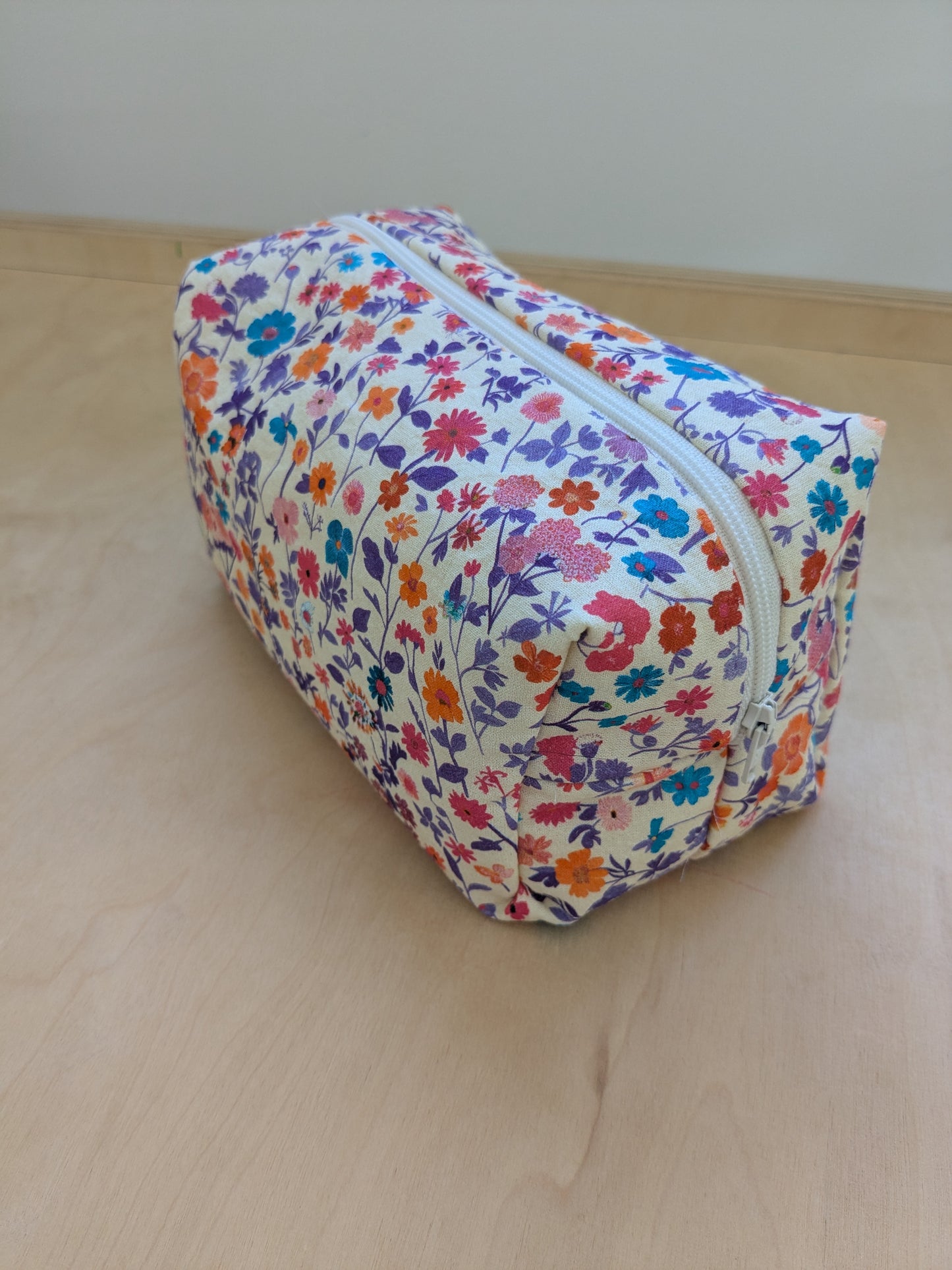 Kosmetiktasche mit bunten Blumen